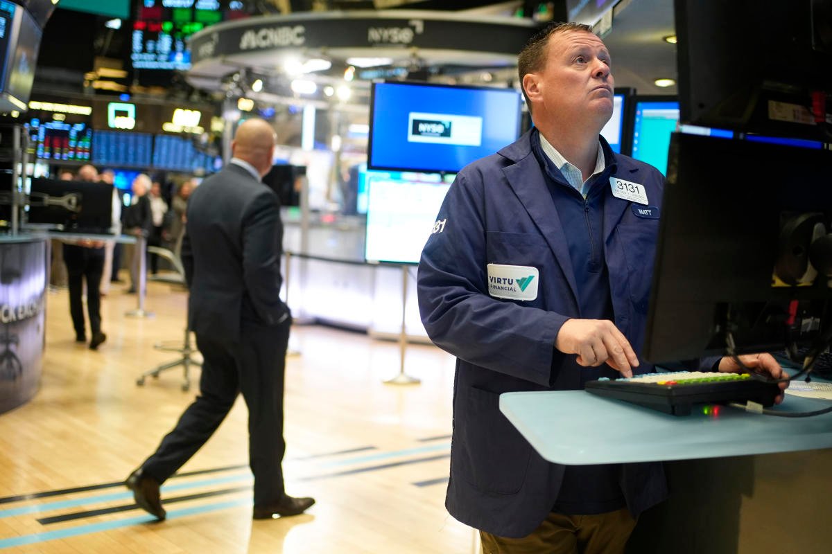 Dow leads gains, S&P 500, Nasdaq mixed as tech lags