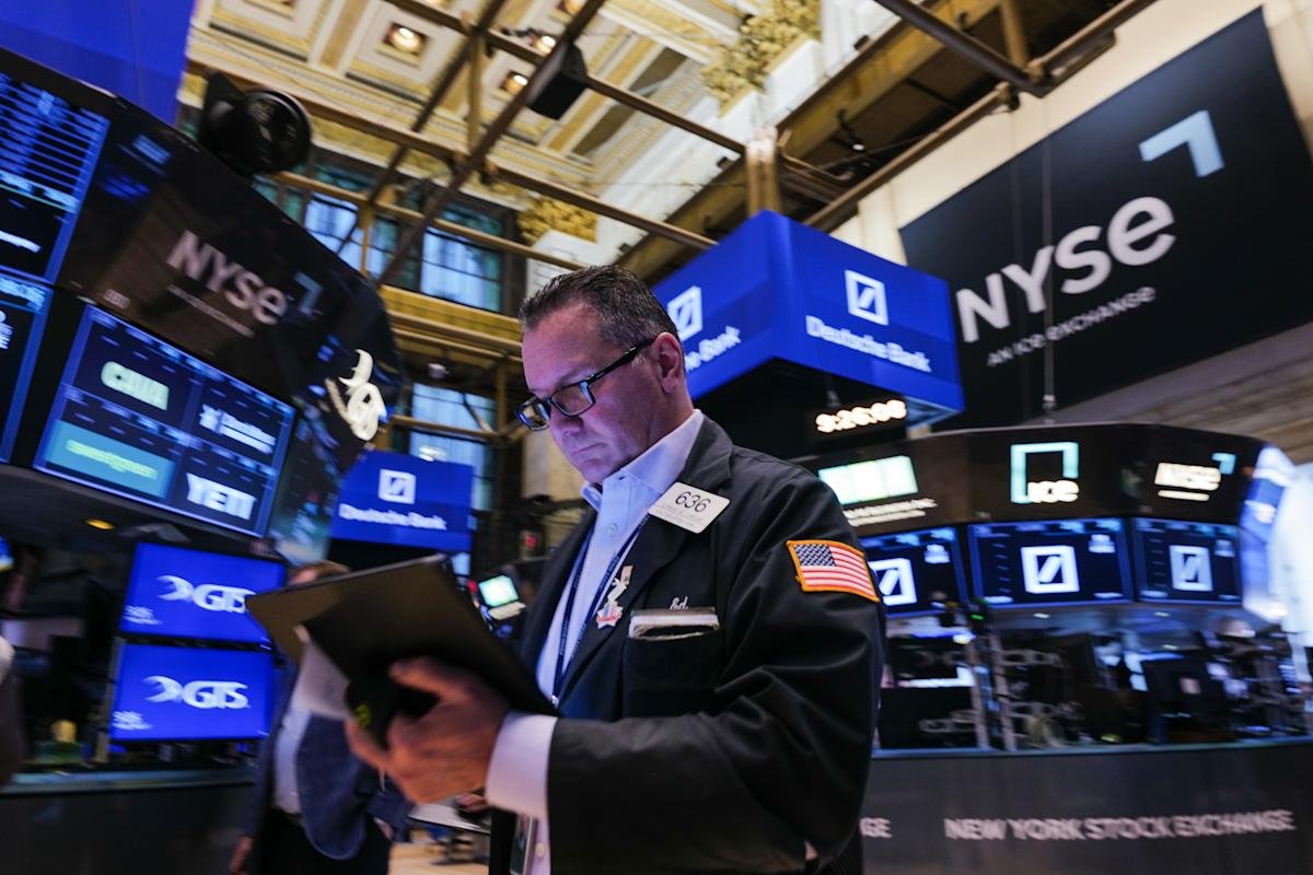 S&P 500 enters correction, Dow sinks 500 points amid Trump's latest tariff threats