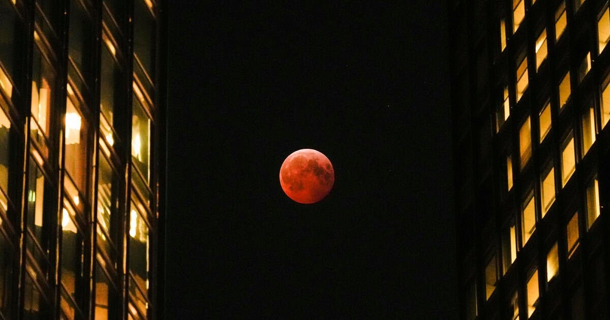 See pictures of last night's total lunar eclipse and "Blood Worm Moon"