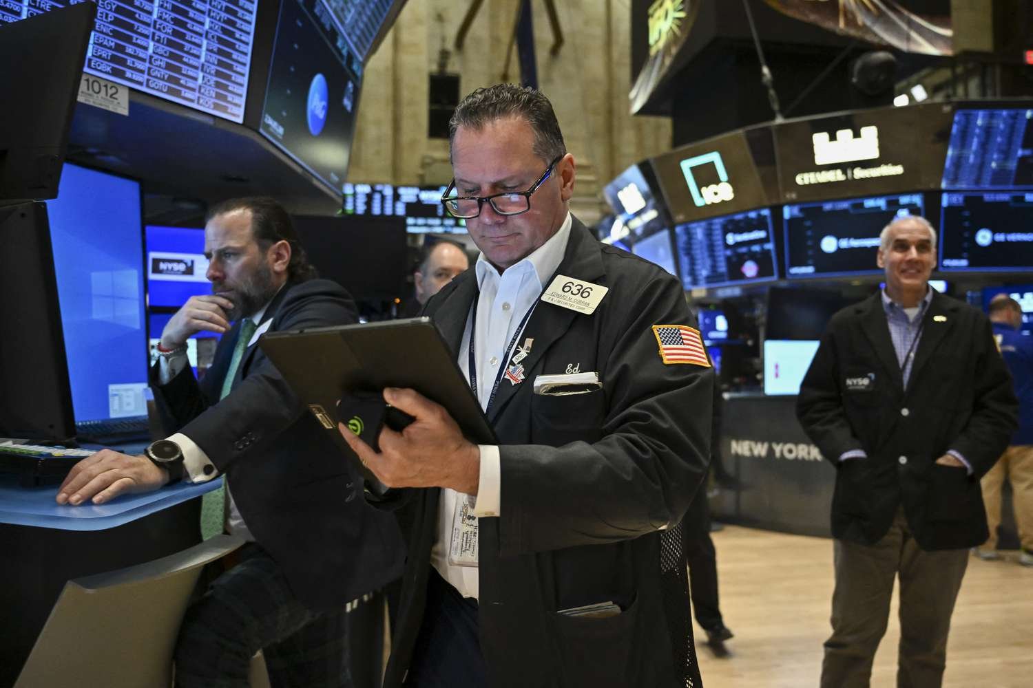 Stocks Close Higher as Market Extends Bounceback from Recent Selloff; Intel Continues Surging, Tesla Keeps Sliding