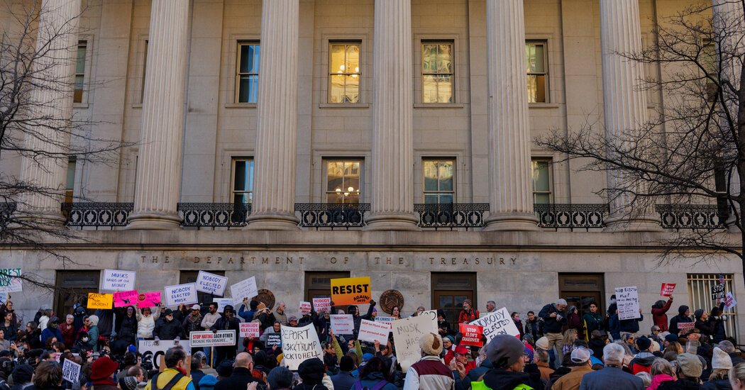 Trump Administration Live Updates: Judge Orders Thousands of Federal Workers Reinstated