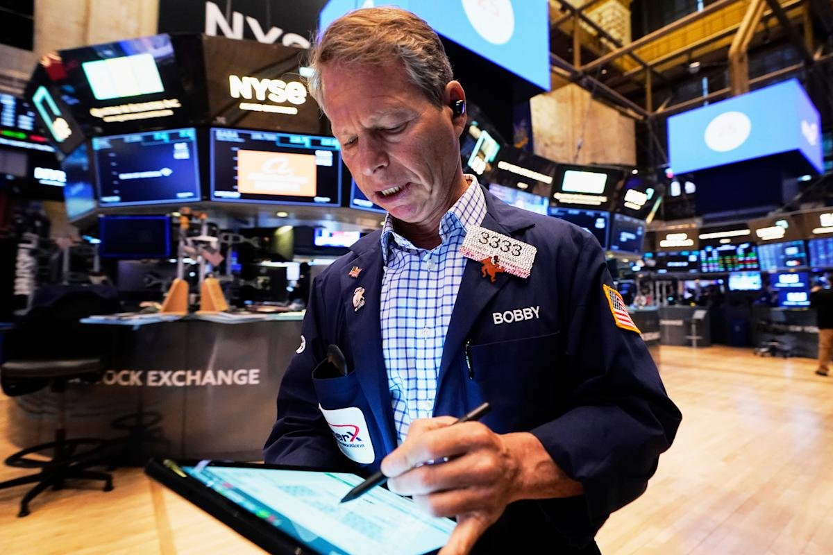 Dow drops 950 points, S&P 500, Nasdaq tumble as Trump bashes Fed's Powell again