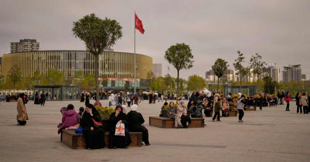 Powerful Earthquake Shakes Istanbul, Sending People Into Streets