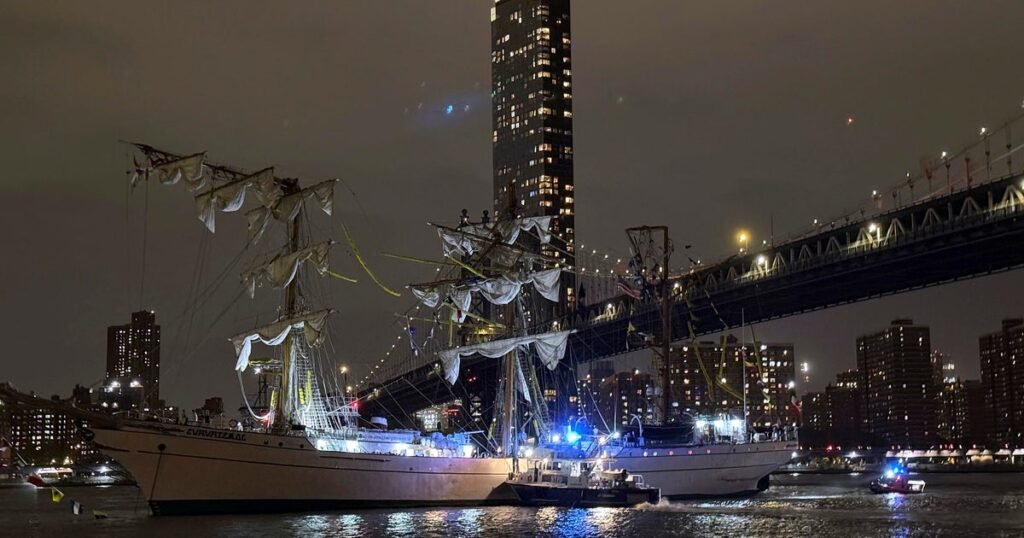 Brooklyn Bridge struck by Mexican navy training ship, 19 injured
