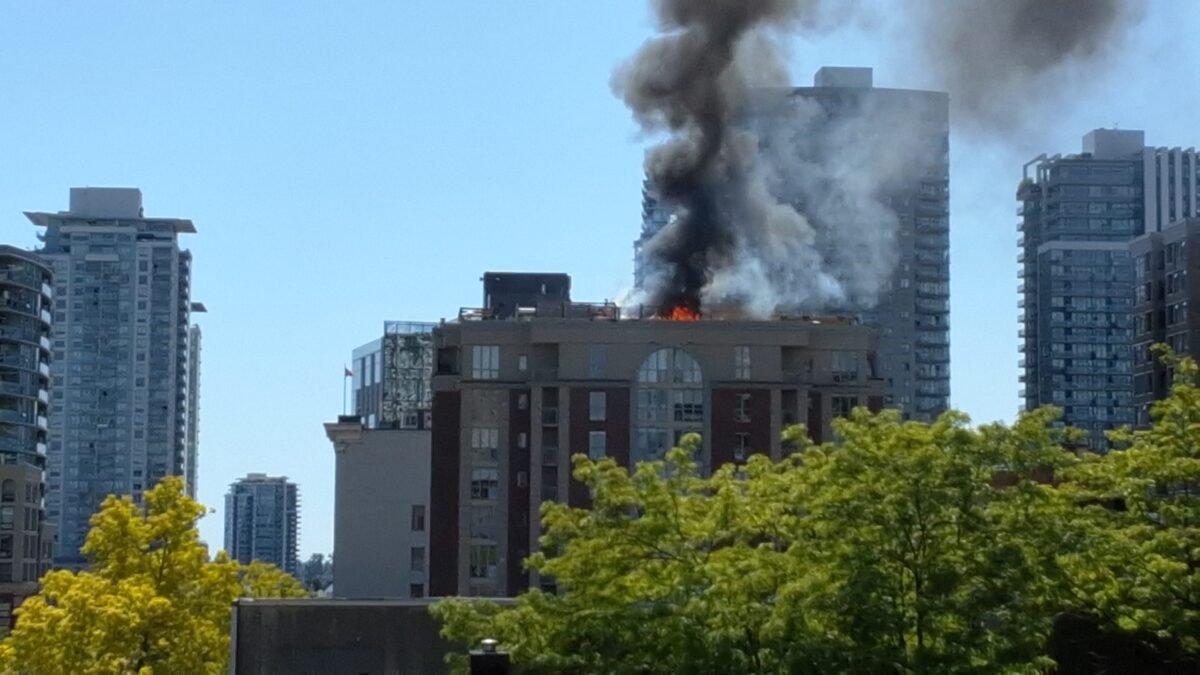 Police officer assists with evacuation after fire breaks out at New Westminster apartment building