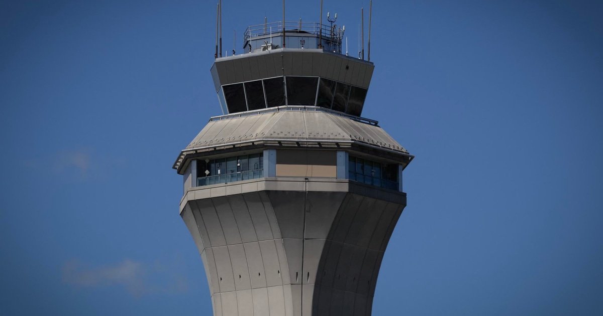 Radar screens that serve troubled Newark Liberty International Airport briefly go dark