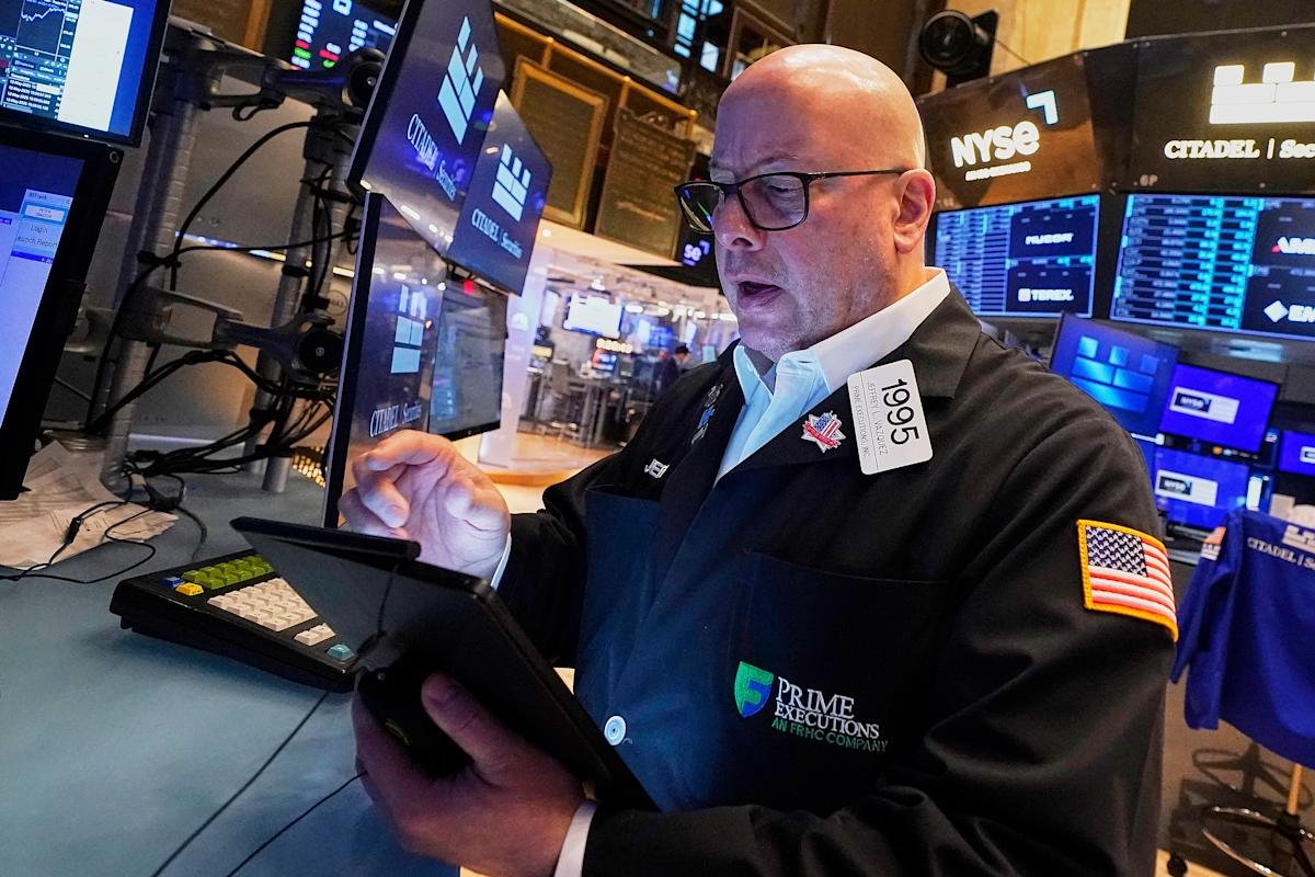 S&P 500 notches 6-day win streak, Dow, Nasdaq rise as Wall Street shakes off Moody's downgrade