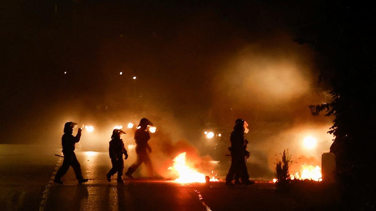 22 police officers injured in latest Northern Ireland anti-immigrant clashes