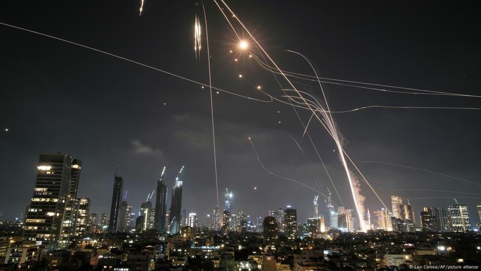 Iran launches retaliatory missile attack on Israel – DW – 06/14/2025
