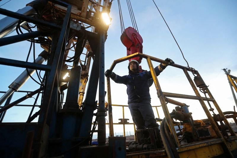 Oil keeps calm, MidEast conflict carries on