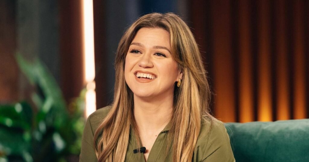 Kelly Clarkson Debuts New Bob for 'The Voice' Season 29