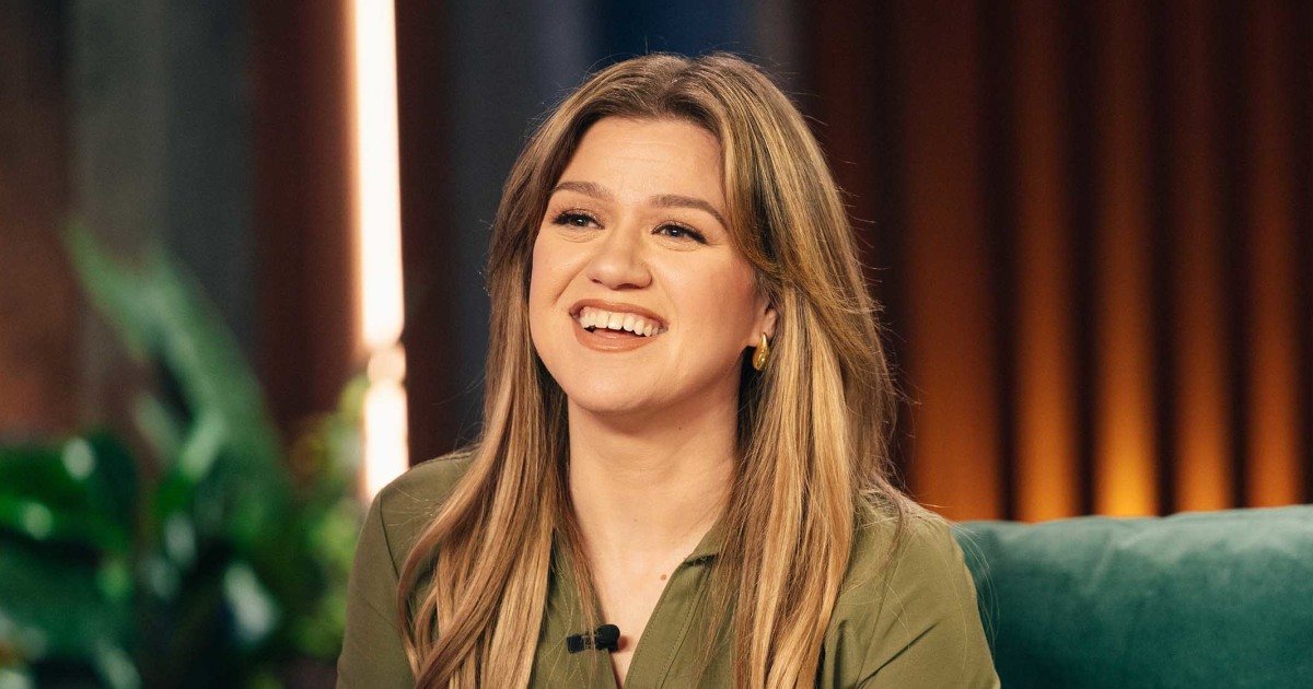Kelly Clarkson Debuts New Bob for 'The Voice' Season 29