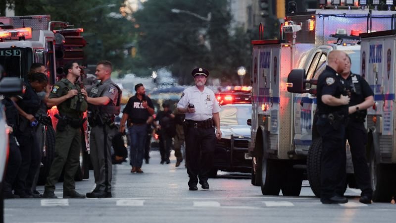 Live updates: 4 people, including NYPD officer, killed in Midtown Manhattan shooting, official says