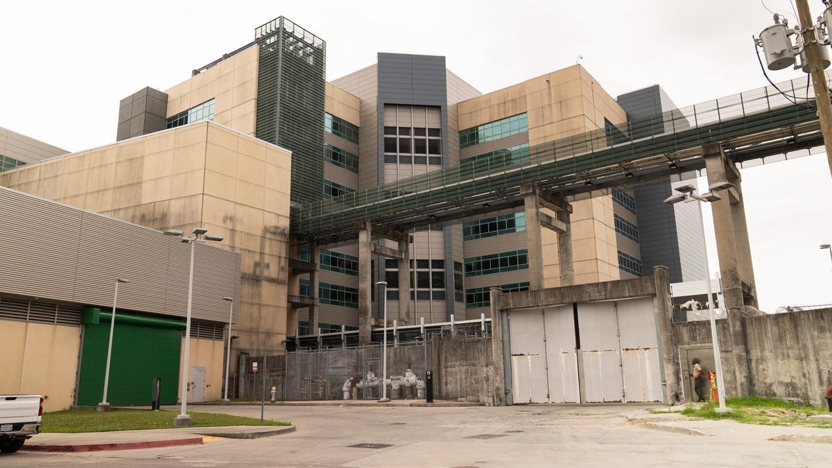 New Orleans jail mistakenly releases inmate, manhunt underway