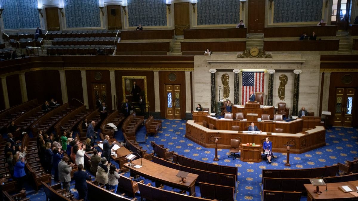 Record-breaking speech delays US House vote