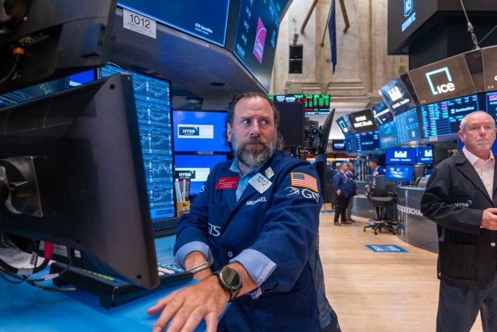 S&P 500, Nasdaq Close Out Strong Week at Record Highs; Tesla Rebounds from Sell-Off, Intel Drops After Weak Earnings