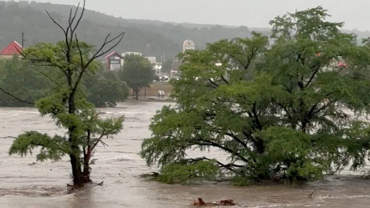 Texas' Guadalupe River flooding turns deadly;' campers missing