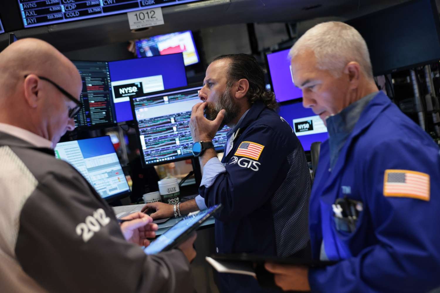 Stocks Fall as Rally Stalls Amid Lingering Concerns About Tariffs, Economy; Palantir Soars After Earnings