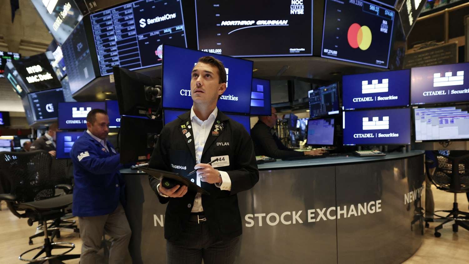 Stocks Retreat From Early Gains as Market Struggles to Sustain Rally Amid Tariff News; Apple Keeps Rising, Intel Drops