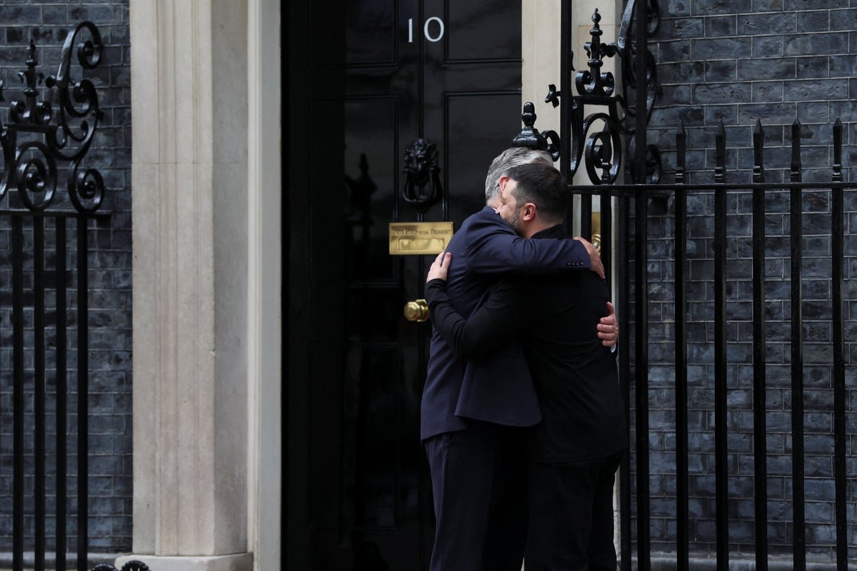 Trump-Putin summit live: Starmer warns Ukraine’s borders ‘must not be changed by force’ as he meets Zelensky