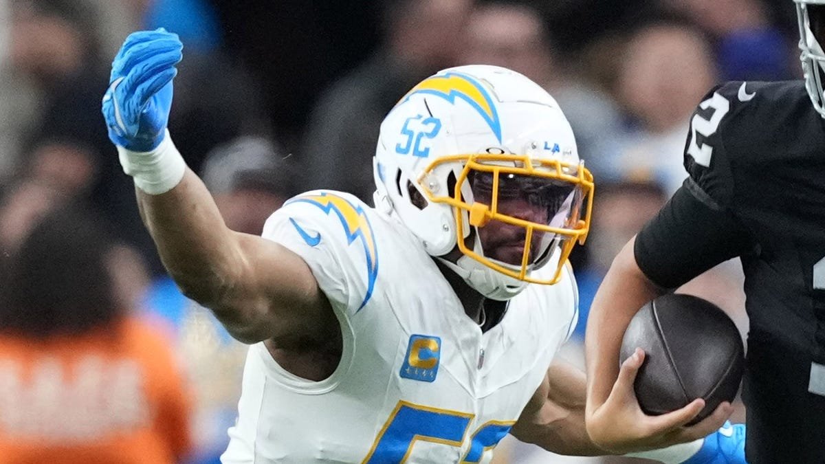 Chargers LB exits game vs. Raiders