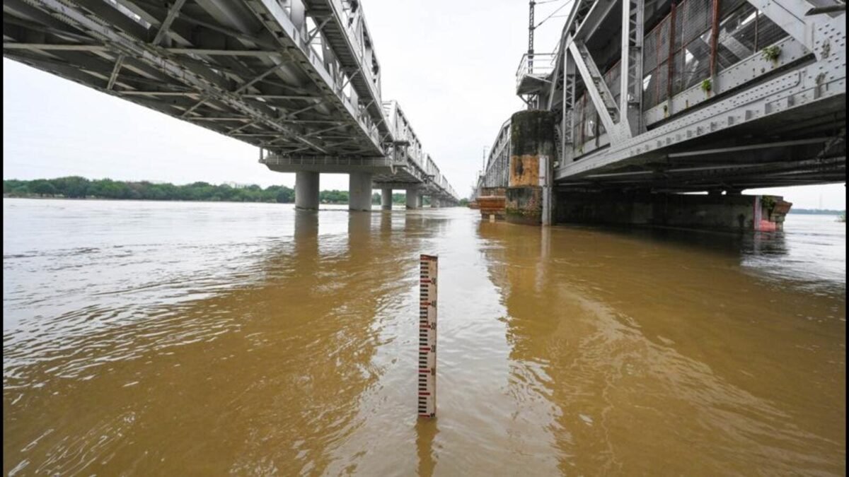 Delhi: Yamuna faces deluge; evacuation likely | Latest News Delhi