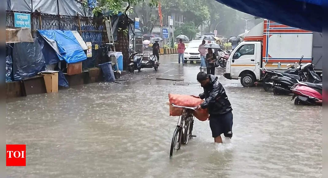 Mumbai Rains: Heavy rains lash Mumbai, Pune, Raigad, MD issues 'red' alert; waterlogging, traffic disruptions reported | Mumbai News