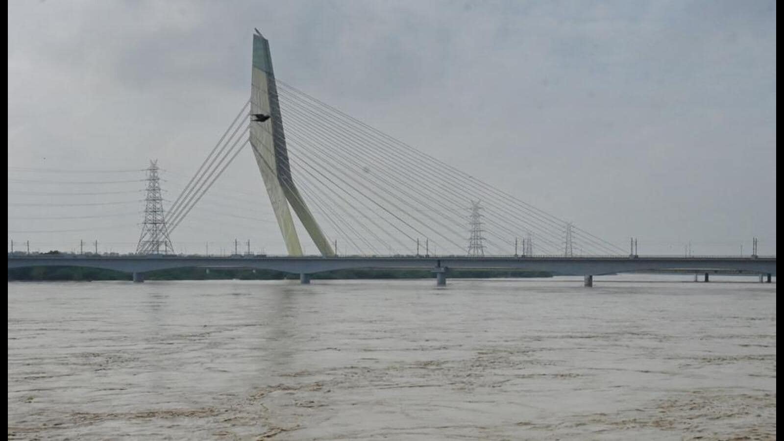 Yamuna level in Delhi hovers around 207m, dip expected today